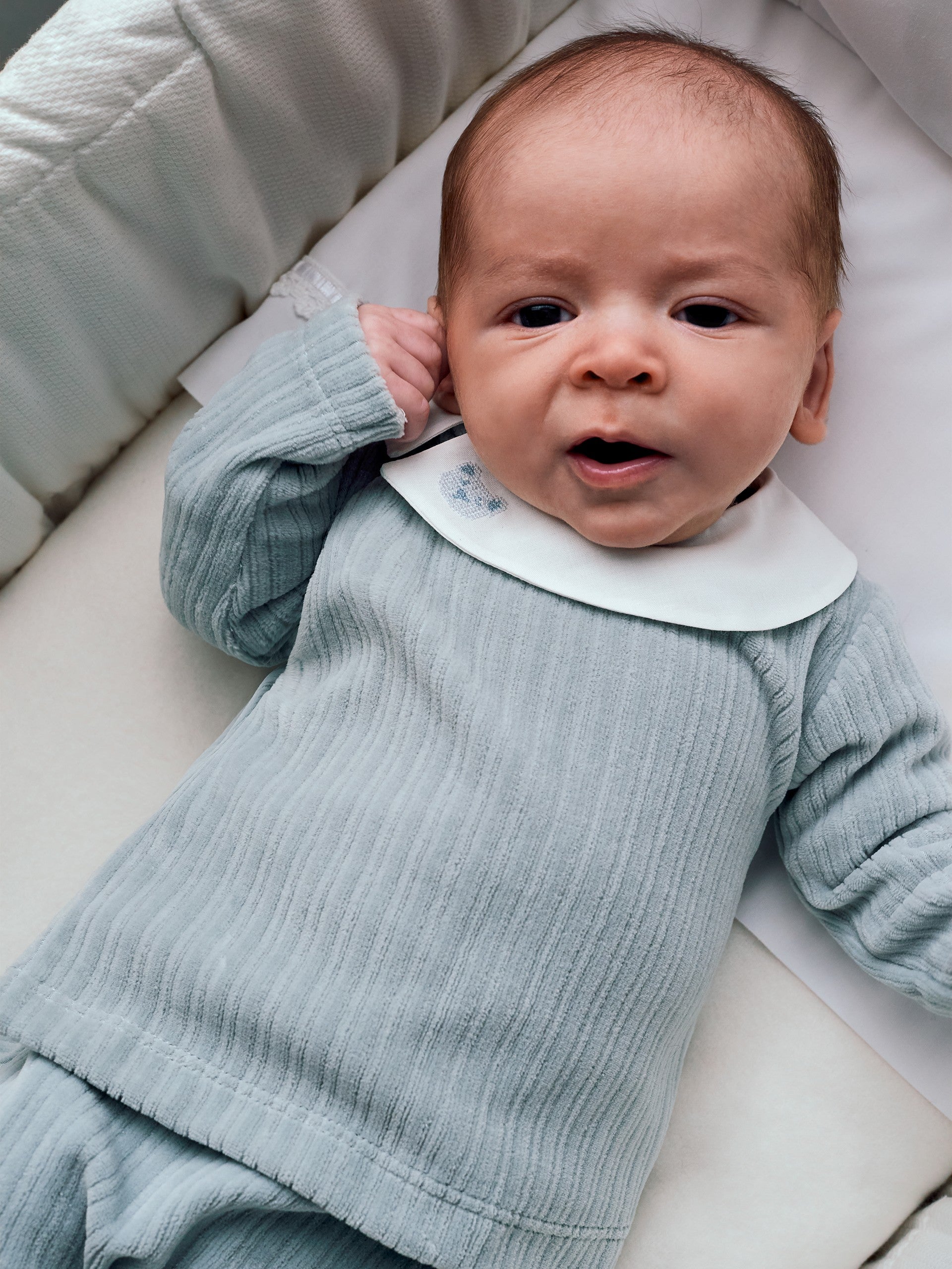 ENSEMBLE DEUX PIECES EN VELOURS CANNELE AVEC DETAIL BRODE AU COL