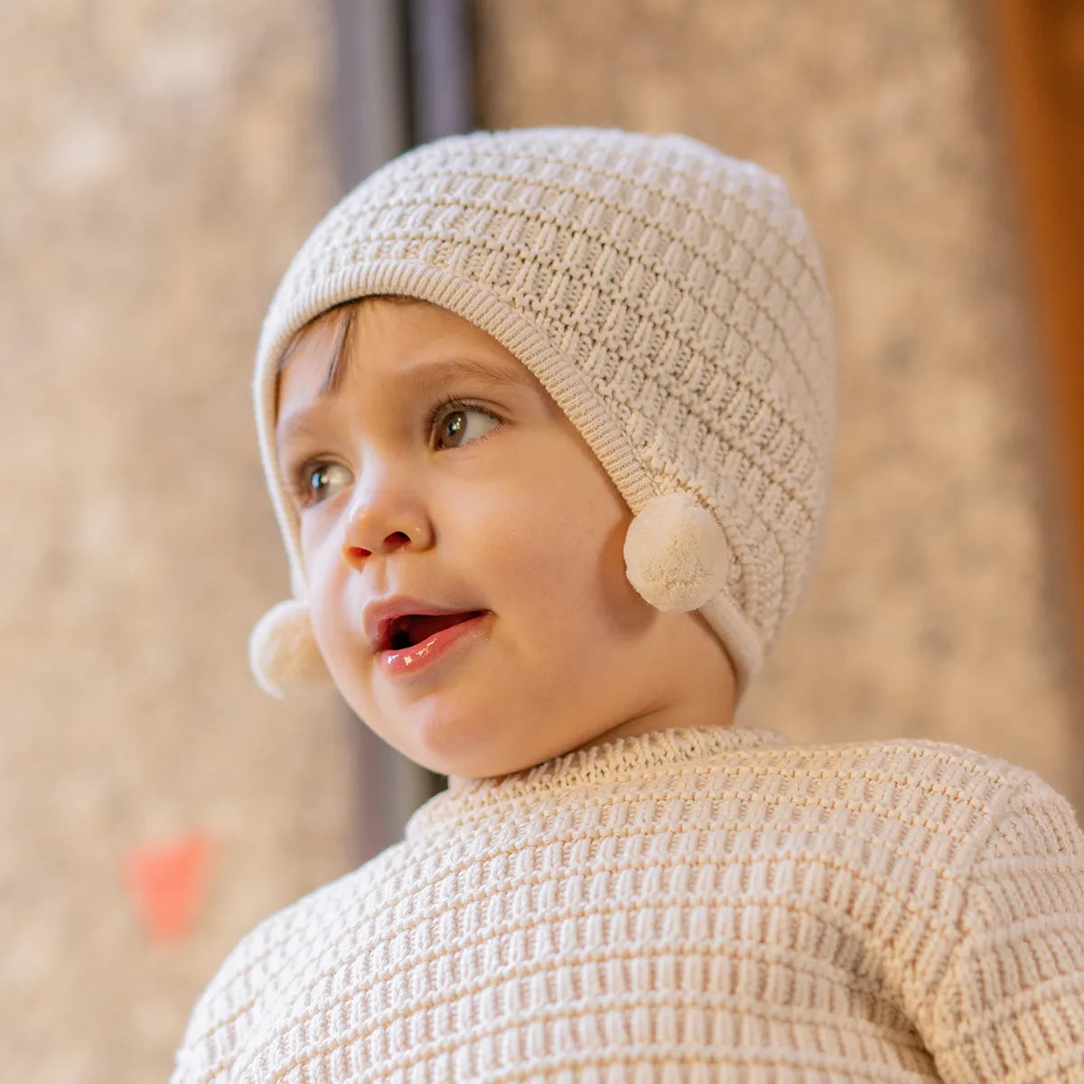 BONNET EN TRICOT AVEC POMPOM