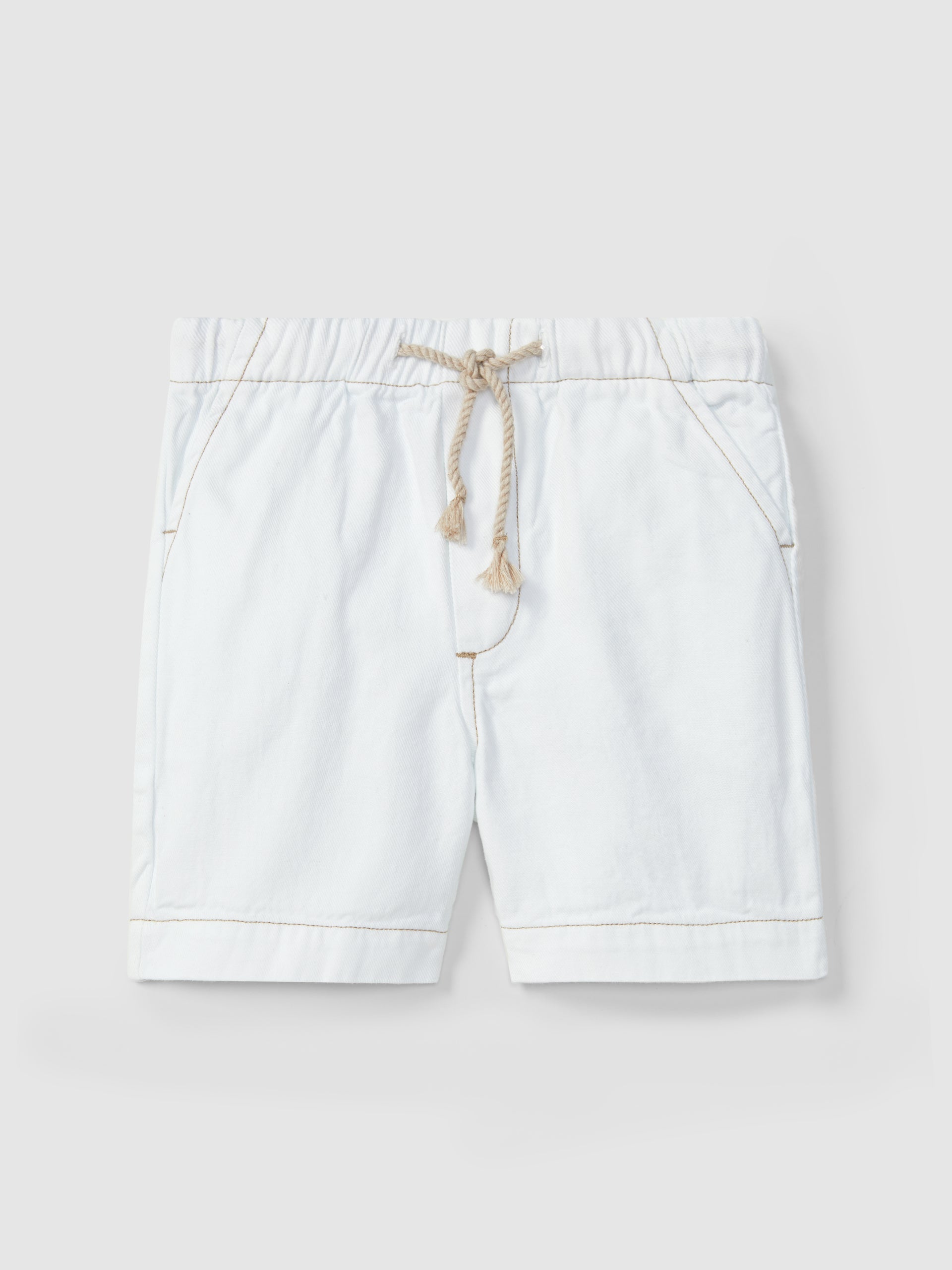 SHORT EN SERGE AVEC DETAILS DE COULEUR EN CONTRASTE