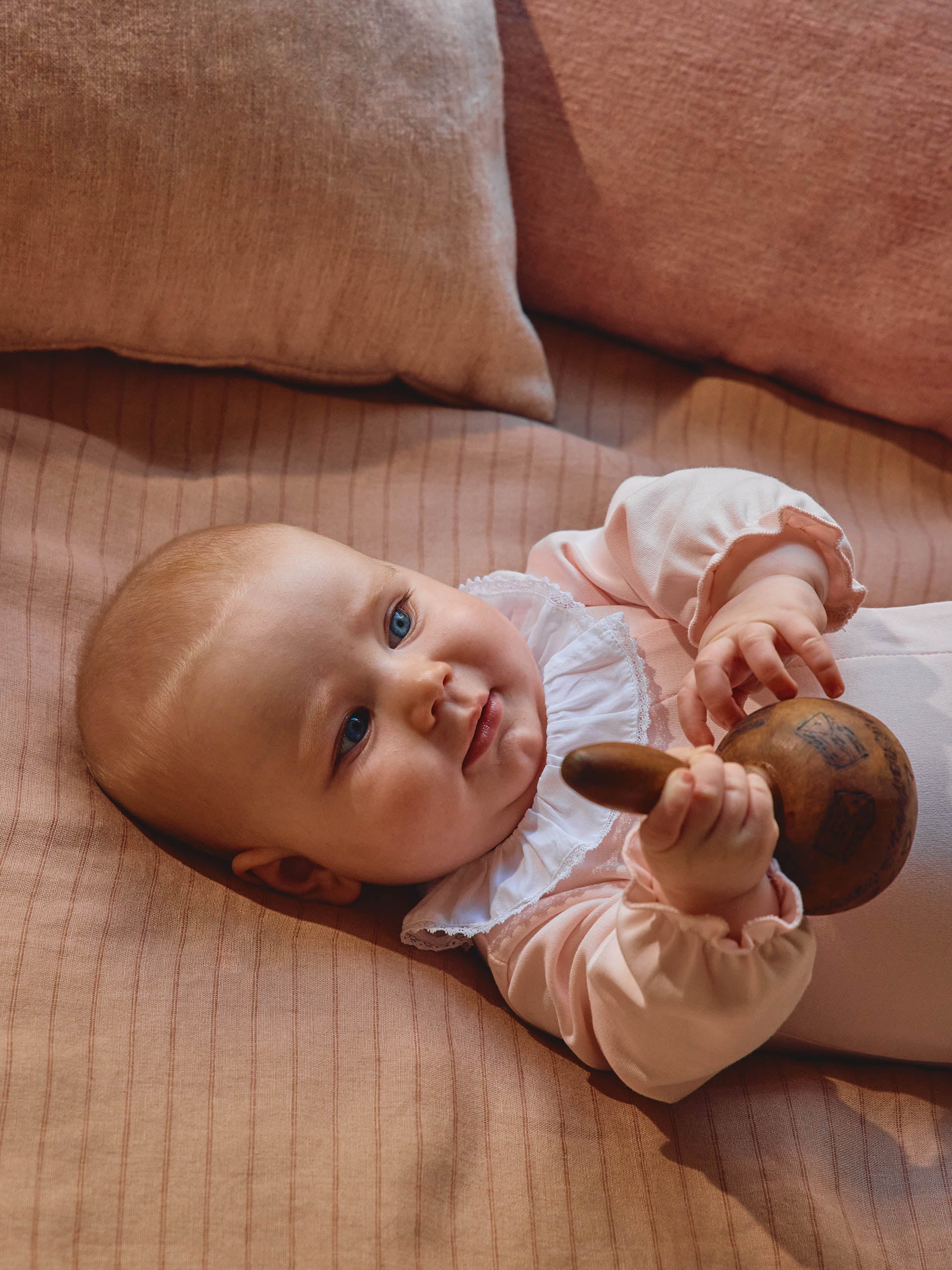 BABYGROW A COL A VOLANT AVEC DETAIL EN DENTELLE