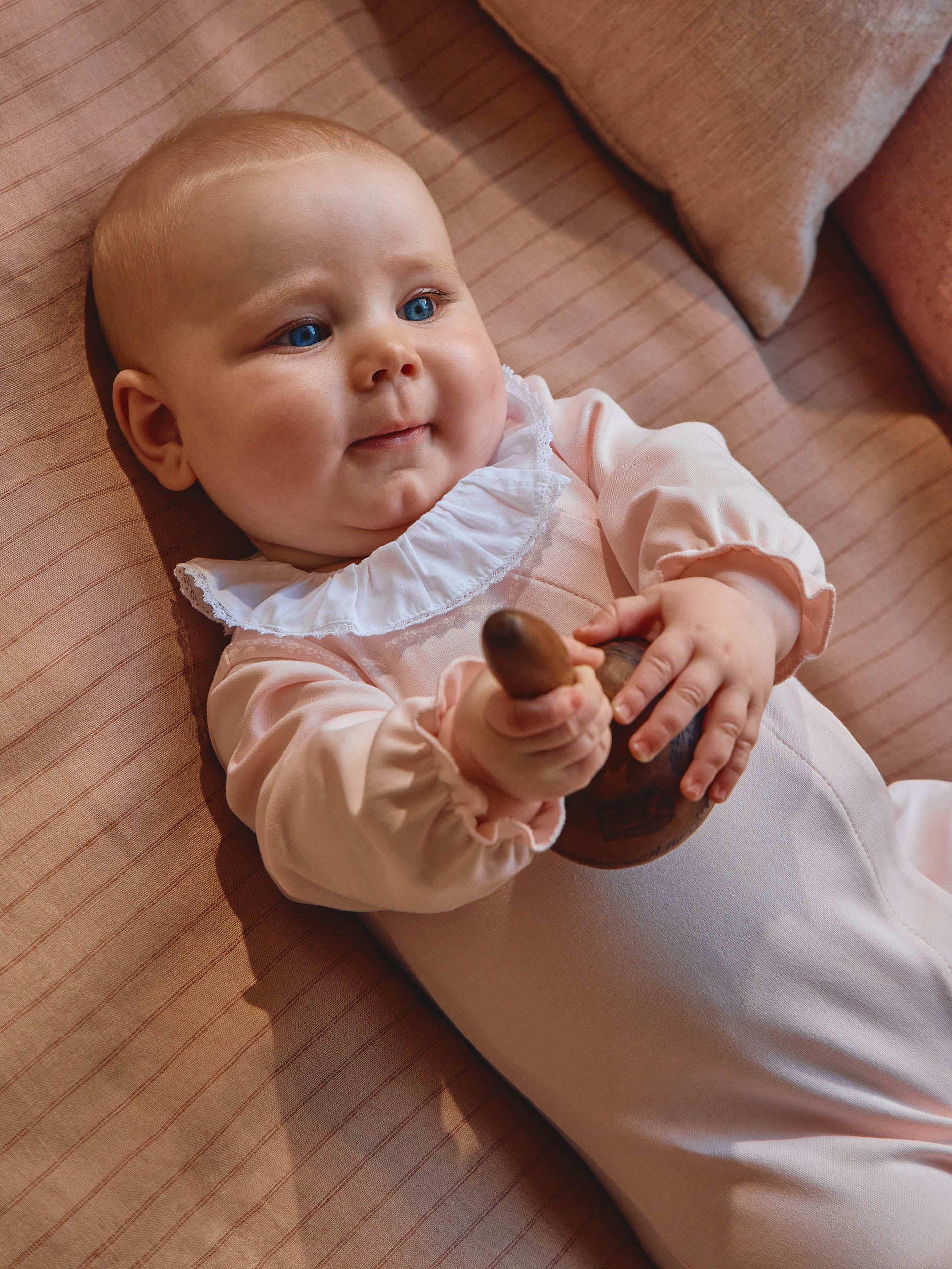 BABYGROW A COL A VOLANT AVEC DETAIL EN DENTELLE