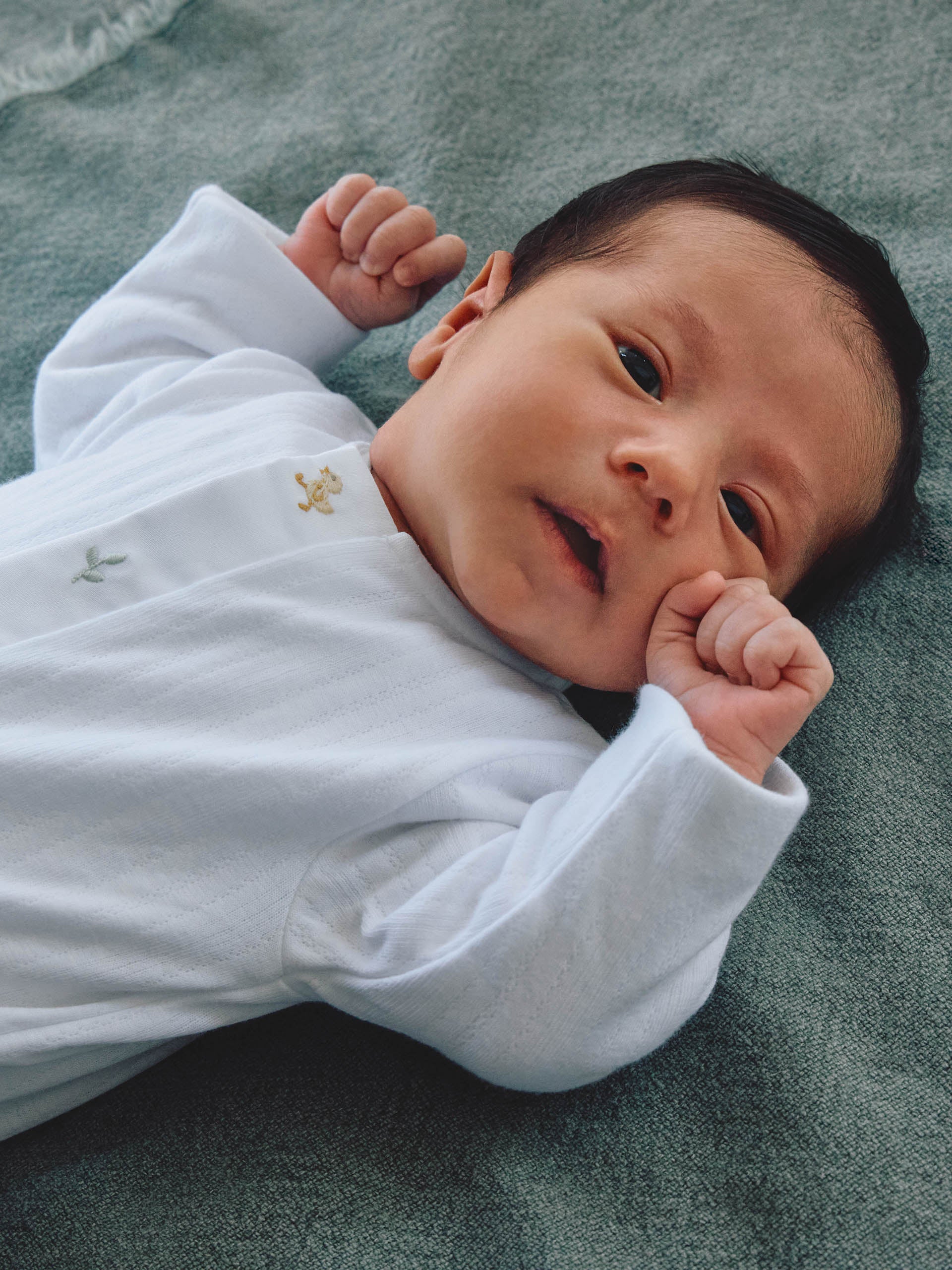 BABYGROW COTON BIOLOGIQUE AVEC DETAIL DE BRODERIE