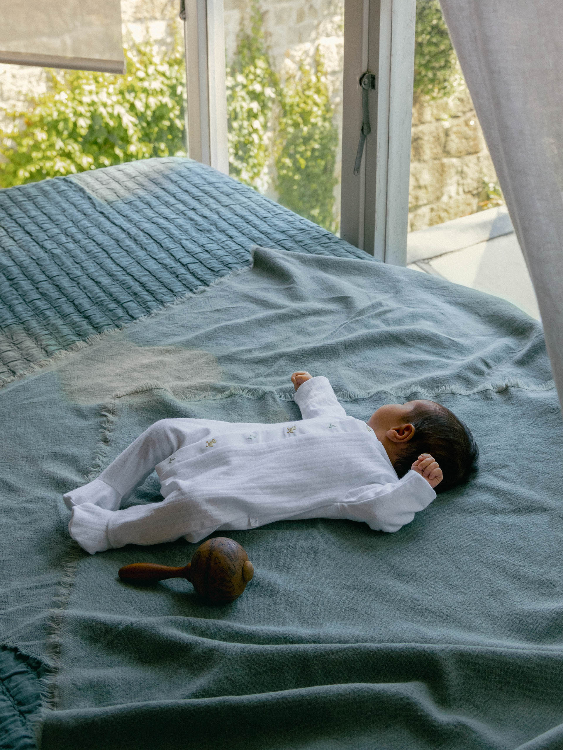 BABYGROW COTON BIOLOGIQUE AVEC DETAIL DE BRODERIE