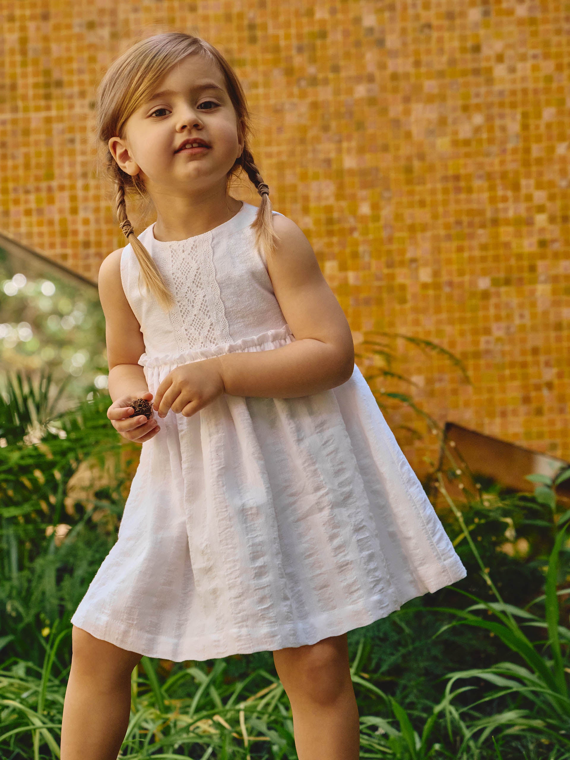 ROBE EN LIN AYANT UN ASPECT NATUREL ET DETAIL EN CROCHET