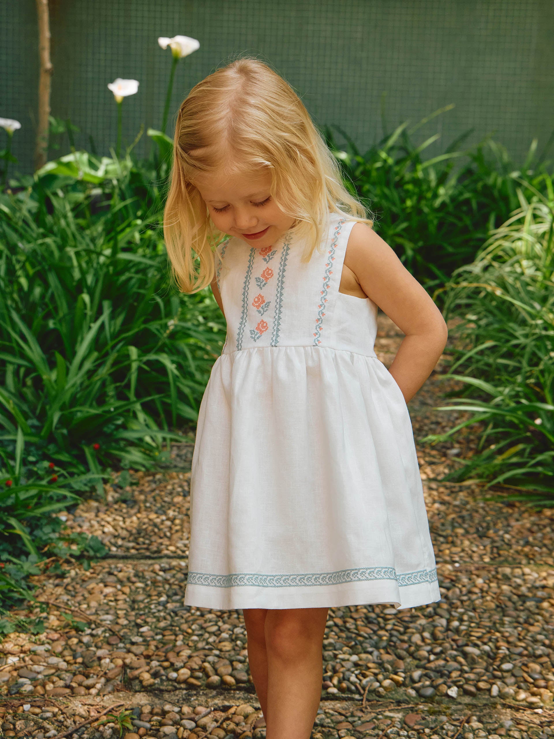 ROBE EN LIN AVEC DES DETAILS DE BRODERIE EN POINT DE CROIX