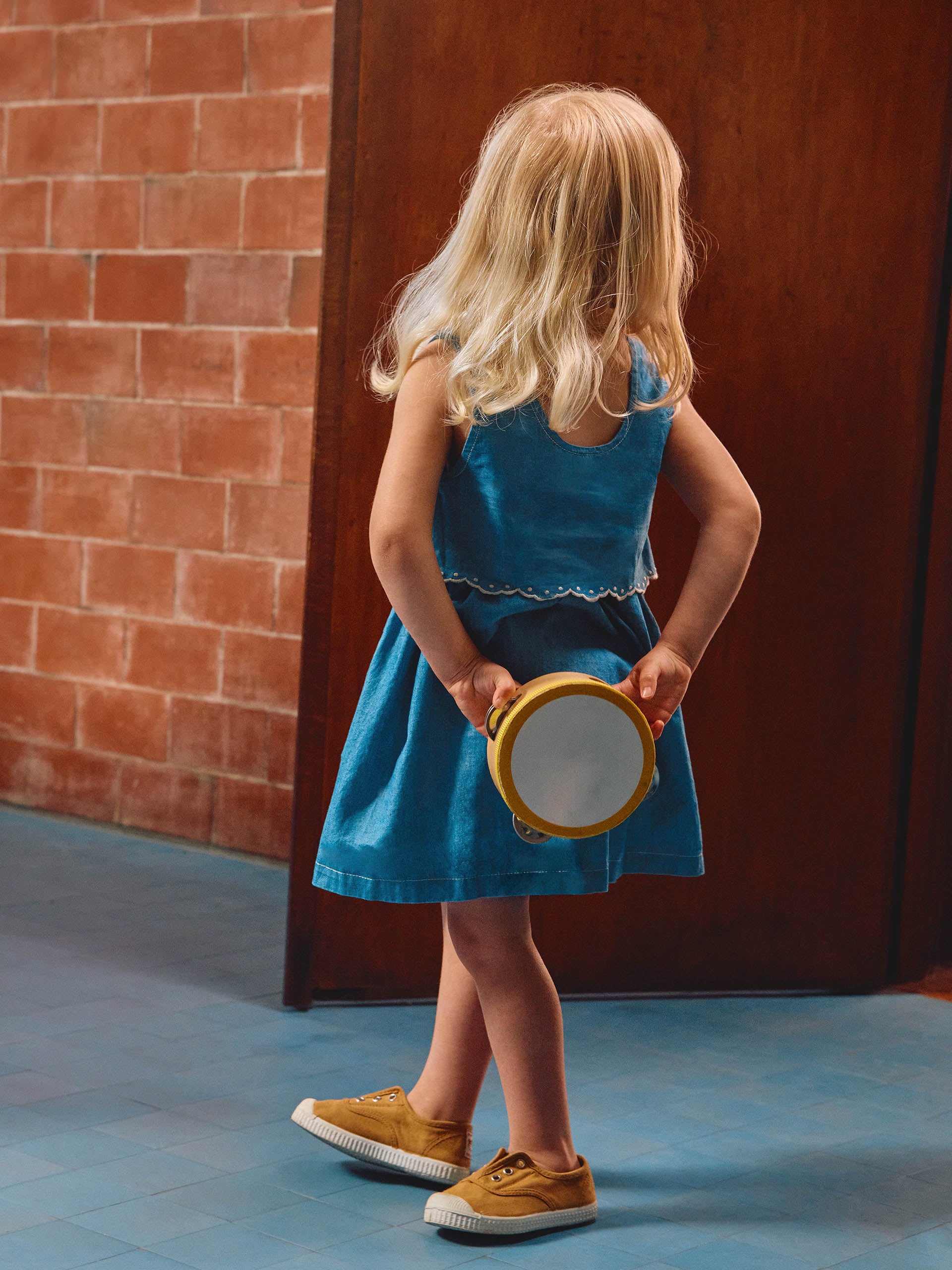 ROBE EN JEAN FIN AVEC DETAILS BRODES