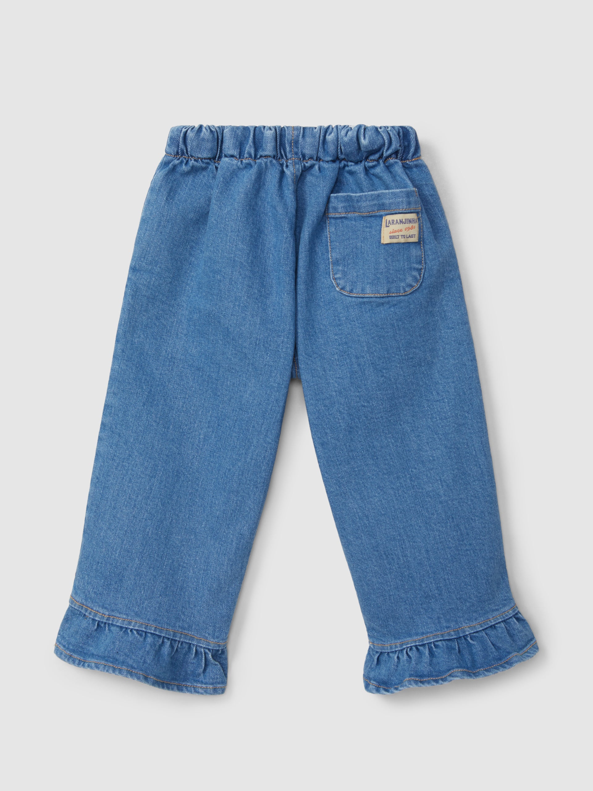 PANTALON EN JEAN AVEC DETAIL DE VOLANT