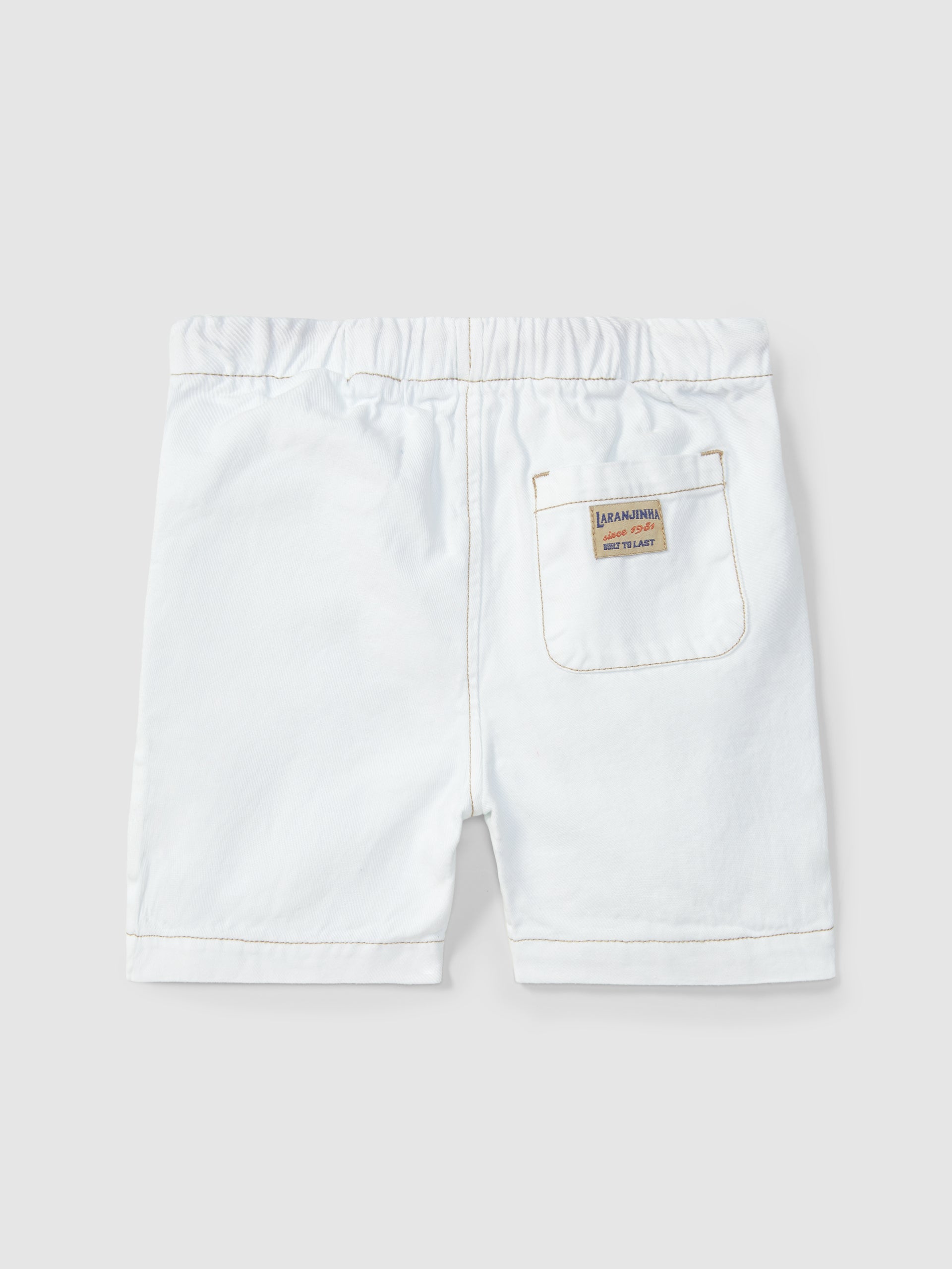 SHORT EN SERGE AVEC DETAILS DE COULEUR EN CONTRASTE